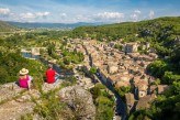 Domaine des Bains à Vals-les-Bains en Ardèche - Vue sur le village de Vogüé à 18km de l'hôtel © Marina Geray